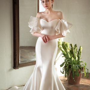 The 2024 satin wedding dress, with one shoulder and retro fishtail design, is simple and elegant.