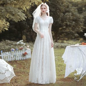 Elegant and luxurious French light wedding dress, new for spring, with exquisite white lace, simple and charming.
