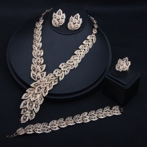 Collarbone secret: Exaggerated feather-diamond necklace set.